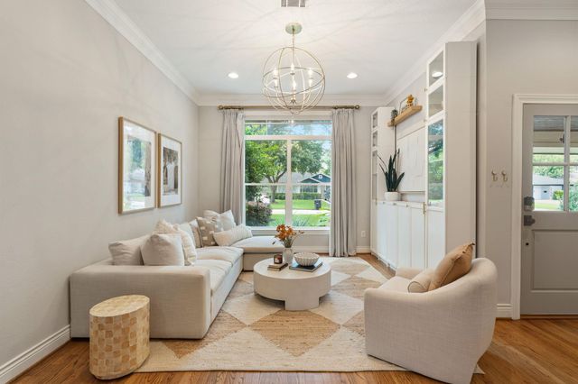 2210 Chantilly Lane, Houston, TX 77018