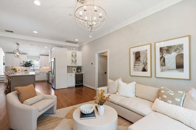 2210 Chantilly Lane, Houston, TX 77018
