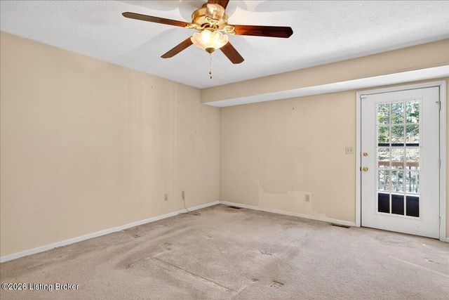 881 Deerwood Dr, Coxs Creek, KY 40013