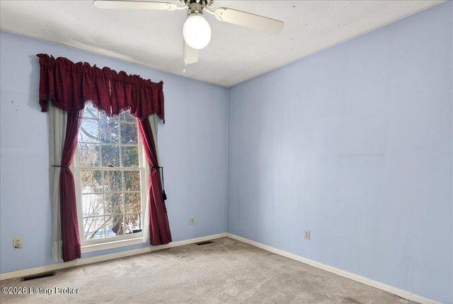 881 Deerwood Dr, Coxs Creek, KY 40013