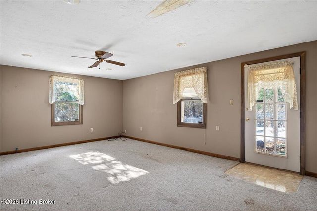 881 Deerwood Dr, Coxs Creek, KY 40013