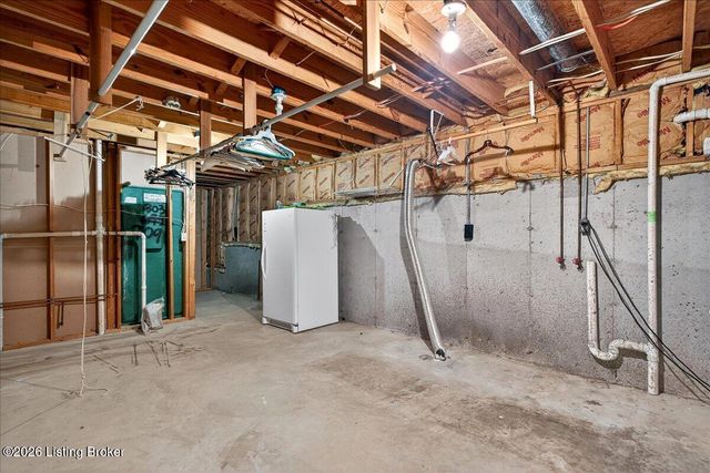 881 Deerwood Dr, Coxs Creek, KY 40013