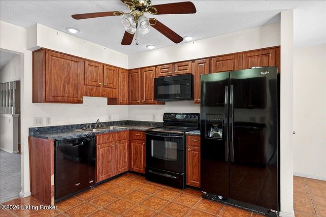 881 Deerwood Dr, Coxs Creek, KY 40013