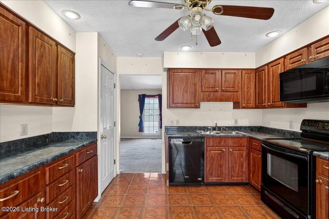 881 Deerwood Dr, Coxs Creek, KY 40013