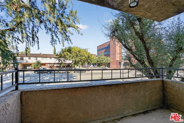 12940 Riverside Drive 101, Sherman Oaks, CA 91423