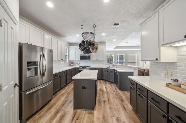 154 Hansom Trail Street, The Woodlands, TX 77382