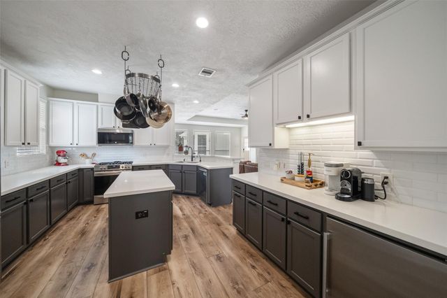 154 Hansom Trail Street, The Woodlands, TX 77382