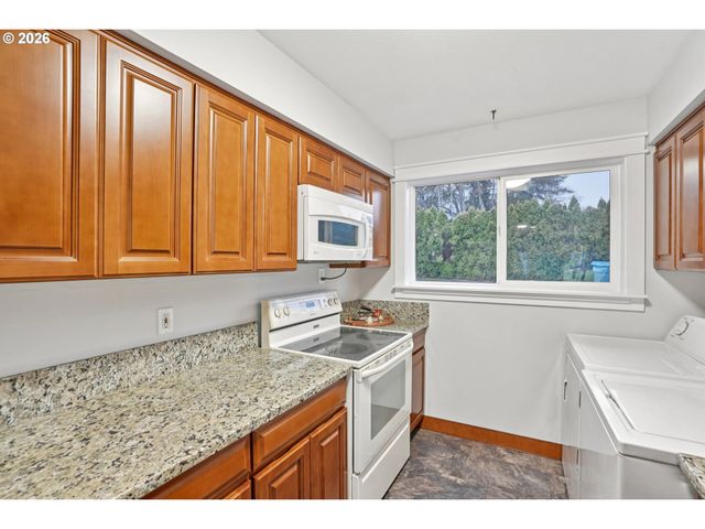 1302 Ne HOGAN Dr, Gresham, OR 97030