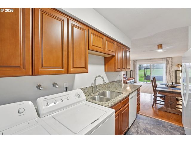 1302 Ne HOGAN Dr, Gresham, OR 97030