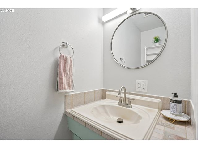 1302 Ne HOGAN Dr, Gresham, OR 97030