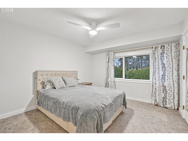 1302 Ne HOGAN Dr, Gresham, OR 97030