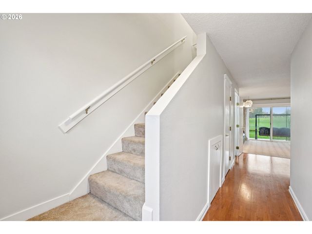 1302 Ne HOGAN Dr, Gresham, OR 97030