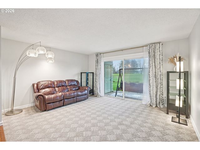 1302 Ne HOGAN Dr, Gresham, OR 97030