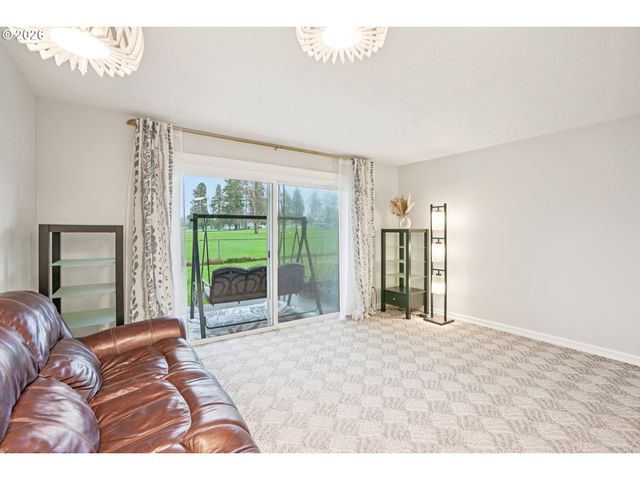 1302 Ne HOGAN Dr, Gresham, OR 97030