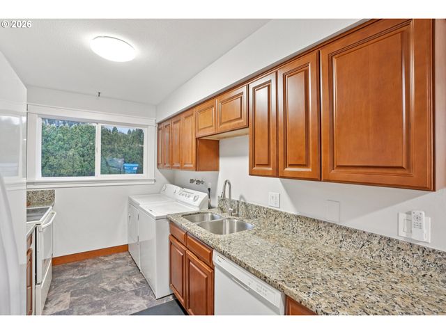 1302 Ne HOGAN Dr, Gresham, OR 97030