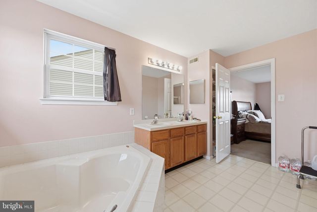 5 MAYFLOWER, Sicklerville, NJ 08081