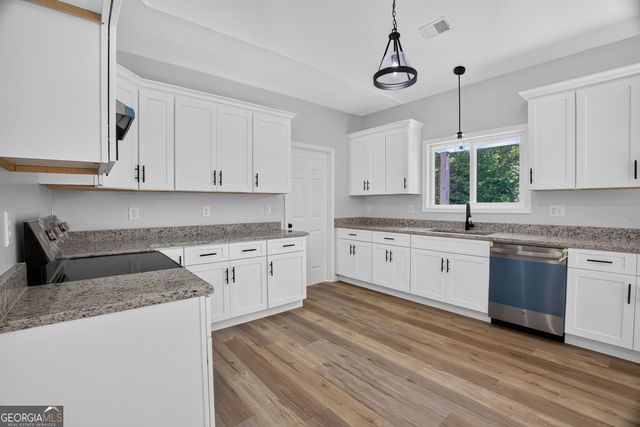 100 Willow Creek Drive, Locust Grove, GA 30248