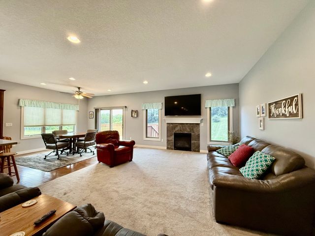 1014 E 18th Street S, Newton, IA 50208