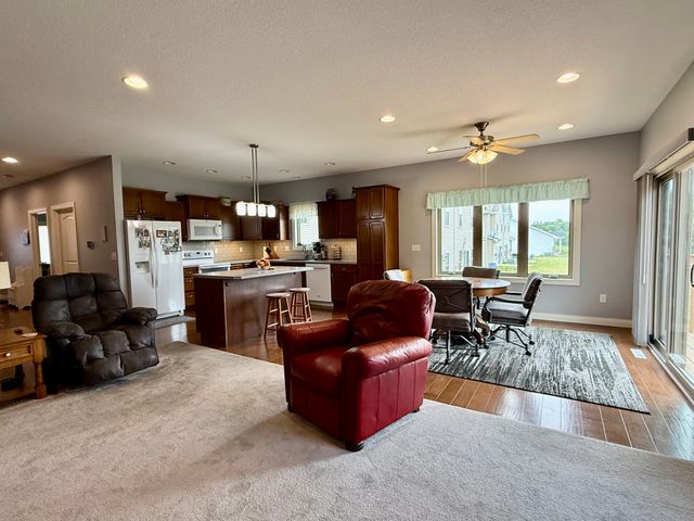 1014 E 18th Street S, Newton, IA 50208