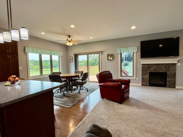 1014 E 18th Street S, Newton, IA 50208