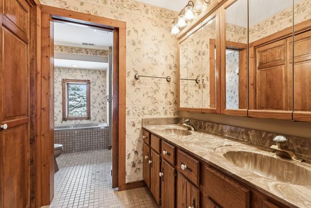 10N800 Muirhead Road, Elgin, IL 60124