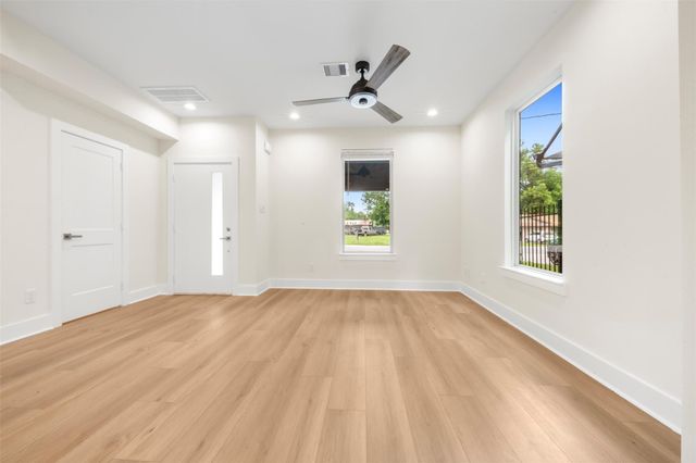 1275 Dewalt Street, Houston, TX 77088