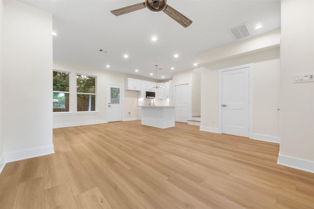 1275 Dewalt Street, Houston, TX 77088
