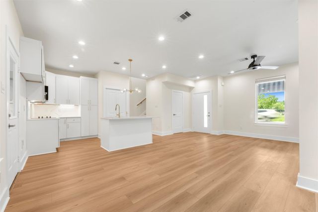 1275 Dewalt Street, Houston, TX 77088