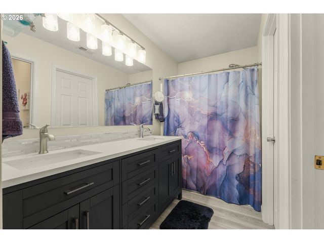 3201 Se ROBIN Cir, Hillsboro, OR 97123