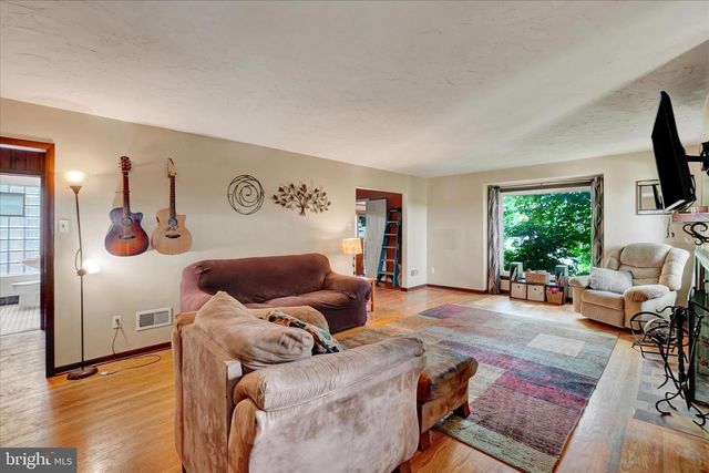 40 W LOCUST LN, York, PA 17406
