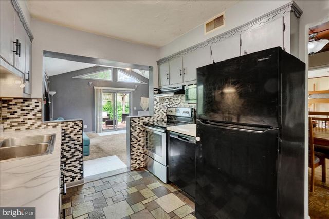 40 W LOCUST LN, York, PA 17406