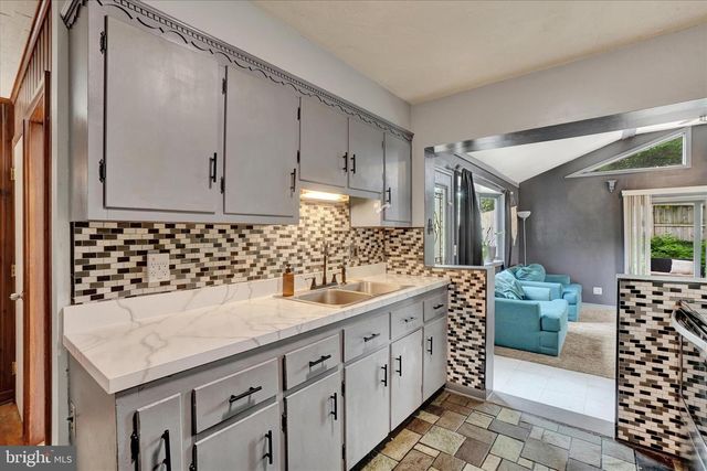 40 W LOCUST LN, York, PA 17406