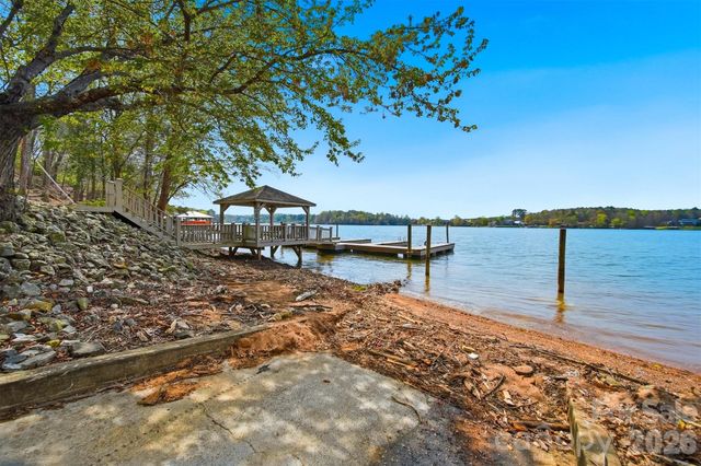 3704 8th Street Place NW, Hickory, NC 28601