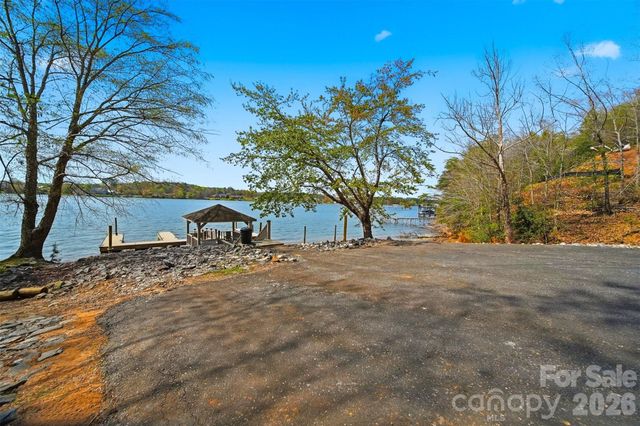 3704 8th Street Place NW, Hickory, NC 28601
