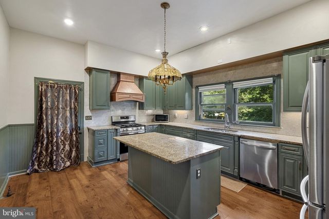 121 W SPRINGETTSBURY AVE, York, PA 17403