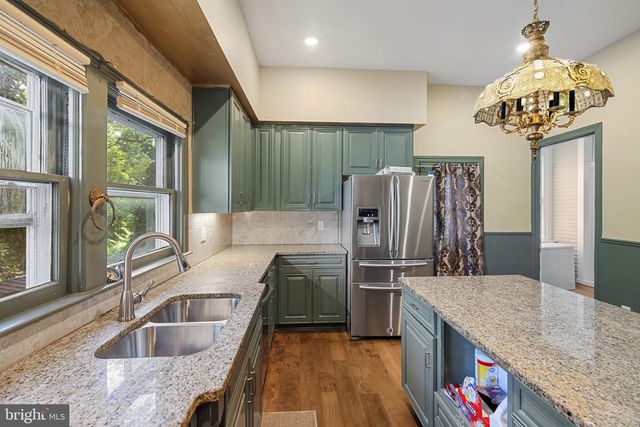 121 W SPRINGETTSBURY AVE, York, PA 17403