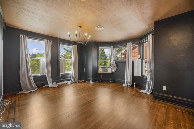 121 W SPRINGETTSBURY AVE, York, PA 17403