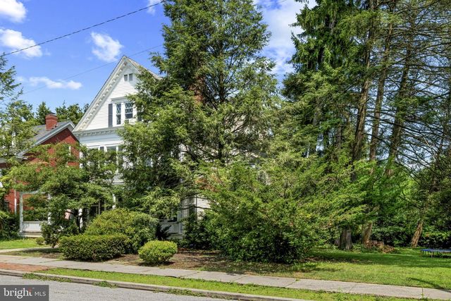 121 W SPRINGETTSBURY AVE, York, PA 17403