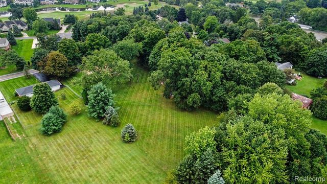 1030 W Livingston Road, Highland, MI 48357