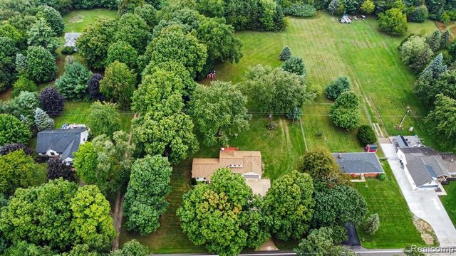 1030 W Livingston Road, Highland, MI 48357
