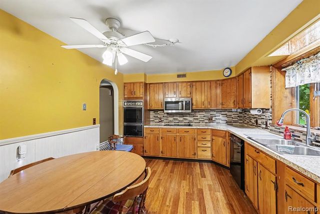 1030 W Livingston Road, Highland, MI 48357