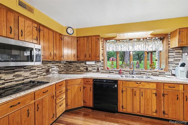 1030 W Livingston Road, Highland, MI 48357