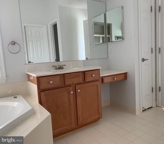 2403 CYPRESS GREEN LN, Herndon, VA 20171