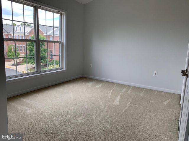 2403 CYPRESS GREEN LN, Herndon, VA 20171