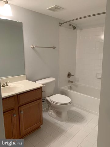 2403 CYPRESS GREEN LN, Herndon, VA 20171