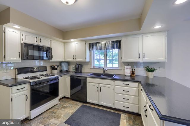 3474 CRYSTAL LN, Lancaster, PA 17601