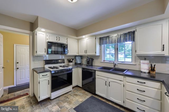 3474 CRYSTAL LN, Lancaster, PA 17601