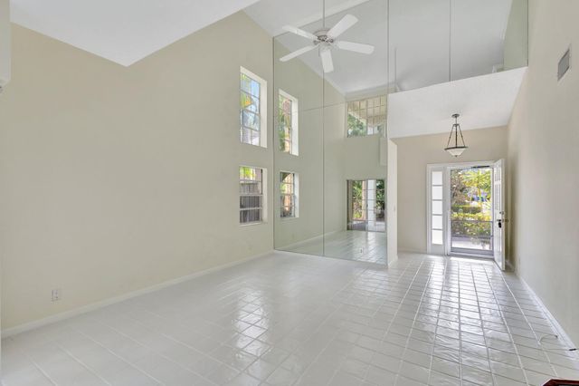 9 Admirals Court, Palm Beach Gardens, FL 33418
