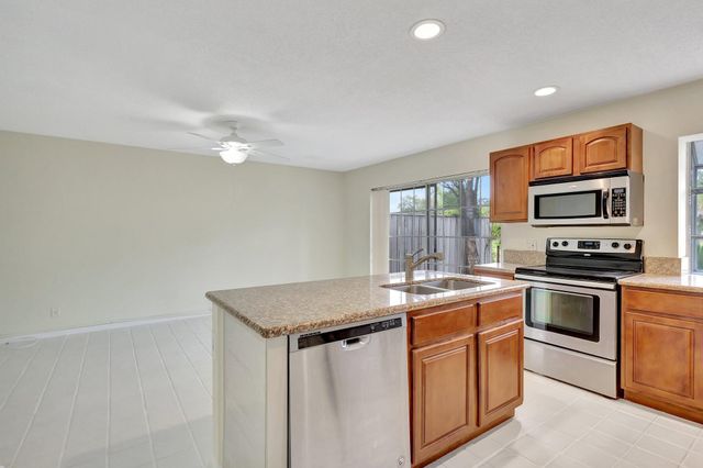 9 Admirals Court, Palm Beach Gardens, FL 33418