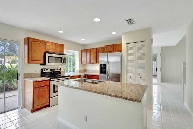 9 Admirals Court, Palm Beach Gardens, FL 33418